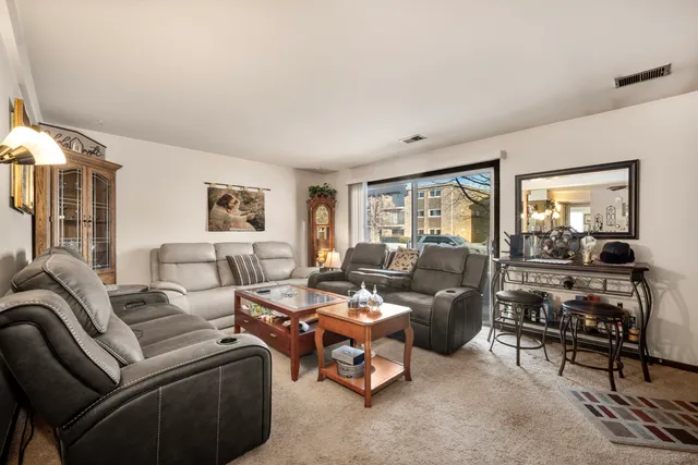 $185,999 | 11016 Keating Avenue, Unit 1B, Oak Lawn, IL 60453