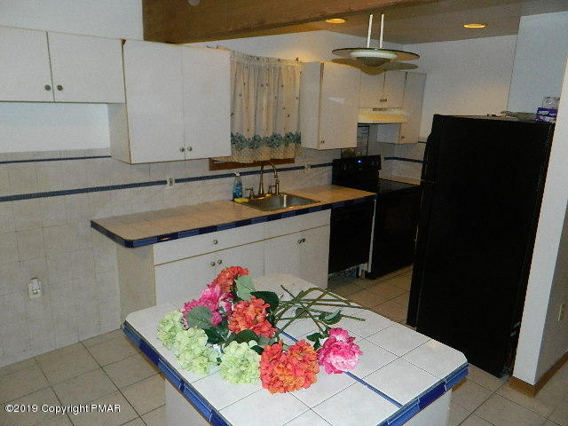 152 Chestnut Drive Bushkill, PA 18324 - Photo 11 of 34 a kitchen with a sink dishwasher and a refrigerator