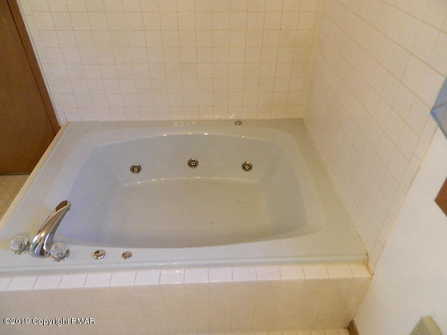 152 Chestnut Drive Bushkill, PA 18324 - Photo 26 of 34 a bathroom with a bathtub