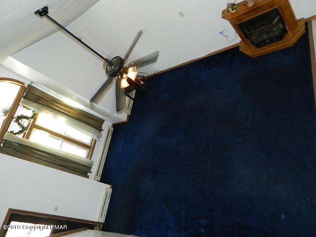 152 Chestnut Drive Bushkill, PA 18324 - Photo 4 of 34 a view of an entryway