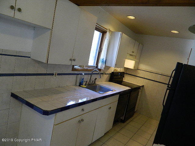 152 Chestnut Drive Bushkill, PA 18324 - Photo 8 of 34 a bathroom with a sink and a mirror