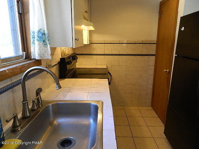 152 Chestnut Drive Bushkill, PA 18324 - Photo 9 of 34 a close view of a sink a faucet and a shower in a bathroom