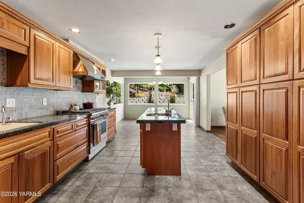 $699,000 | 8603 Hawthorn Drive, Yakima, WA 98908