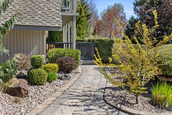 $699,000 | 8603 Hawthorn Drive, Yakima, WA 98908