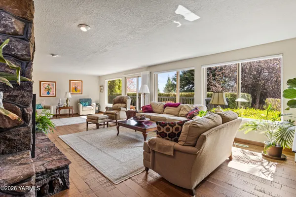 $699,000 | 8603 Hawthorn Drive, Yakima, WA 98908