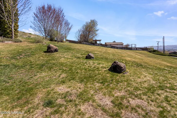 $699,000 | 8603 Hawthorn Drive, Yakima, WA 98908