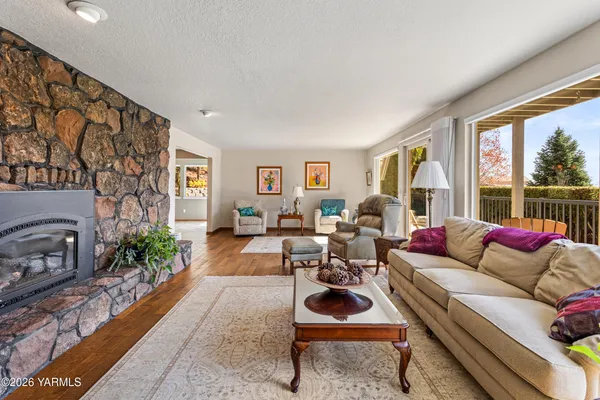 $699,000 | 8603 Hawthorn Drive, Yakima, WA 98908