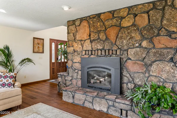 $699,000 | 8603 Hawthorn Drive, Yakima, WA 98908