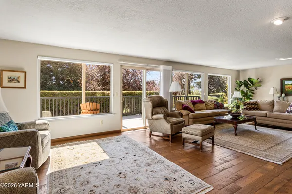 $699,000 | 8603 Hawthorn Drive, Yakima, WA 98908