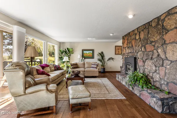 $699,000 | 8603 Hawthorn Drive, Yakima, WA 98908