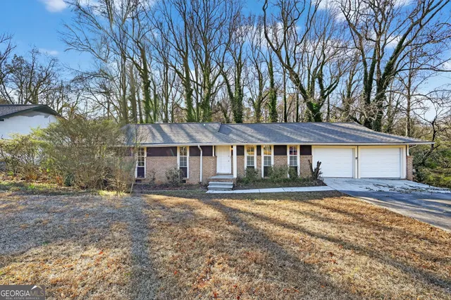 a view of a house with a yard