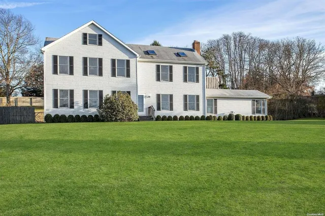 a view of a yard in front of house