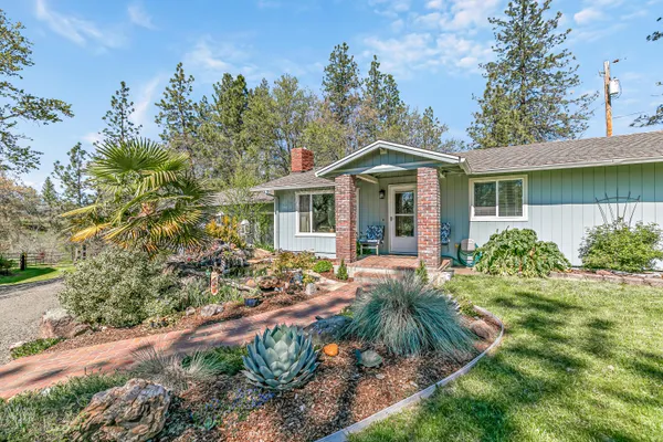 $680,000 | 912 Mountain View Drive, Eagle Point, OR 97524