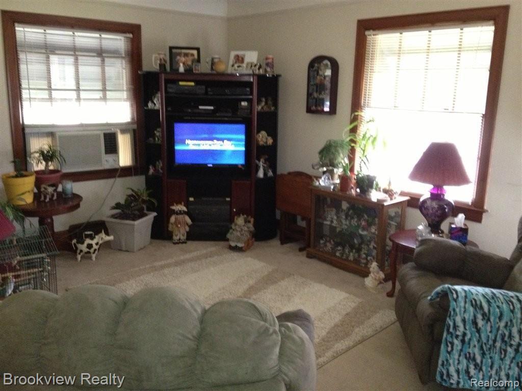 46770 Romeo Plank Road Macomb, MI 48044 - Photo 5 of 19 Living room