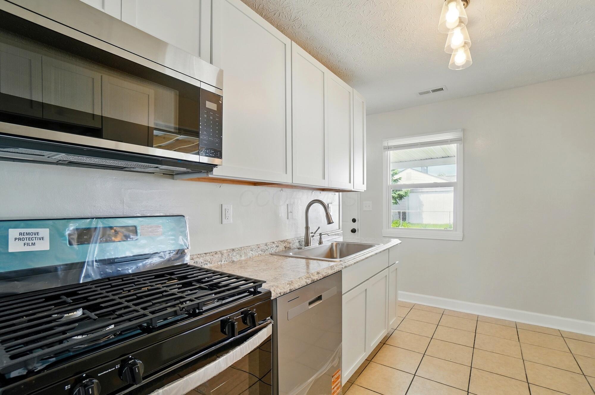 4561 St Rita Lane Columbus, OH 43213 - Photo 11 of 34 Kitchen w/eat space