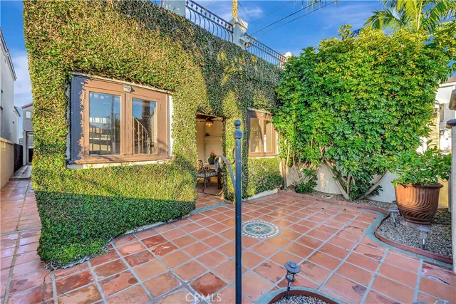 $1,995,000 | 221 Hartford Avenue, Huntington Beach, CA 92648