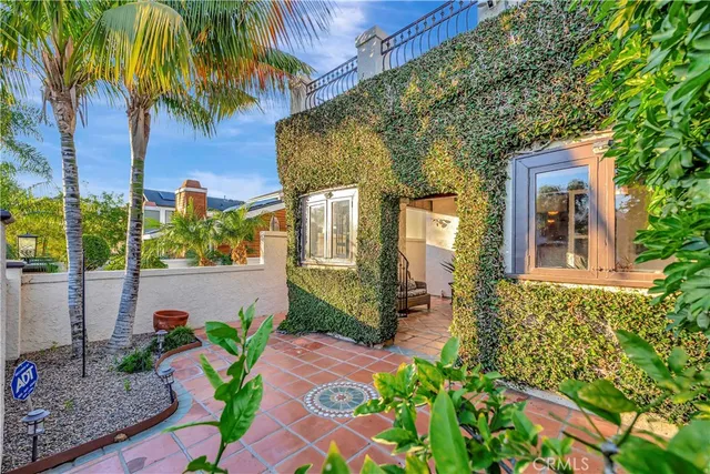 $1,995,000 | 221 Hartford Avenue, Huntington Beach, CA 92648