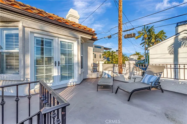 $1,995,000 | 221 Hartford Avenue, Huntington Beach, CA 92648