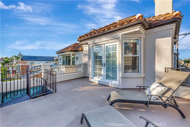 $1,995,000 | 221 Hartford Avenue, Huntington Beach, CA 92648