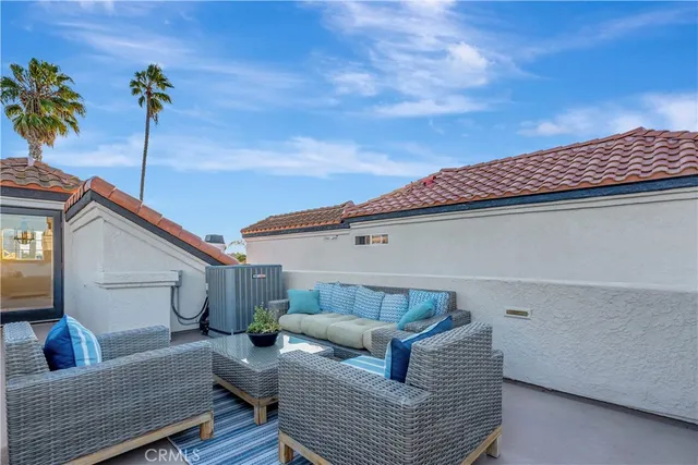 $1,995,000 | 221 Hartford Avenue, Huntington Beach, CA 92648