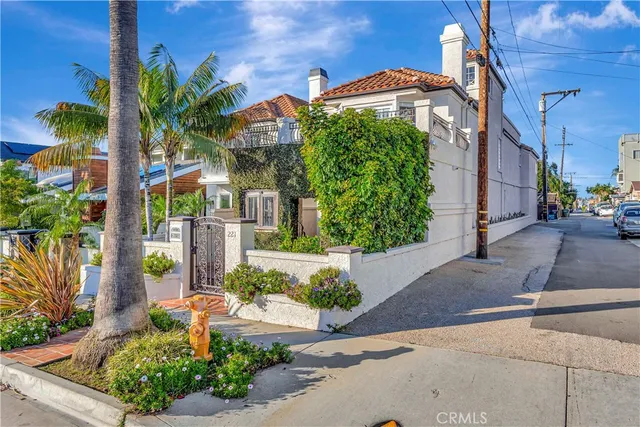 $1,995,000 | 221 Hartford Avenue, Huntington Beach, CA 92648