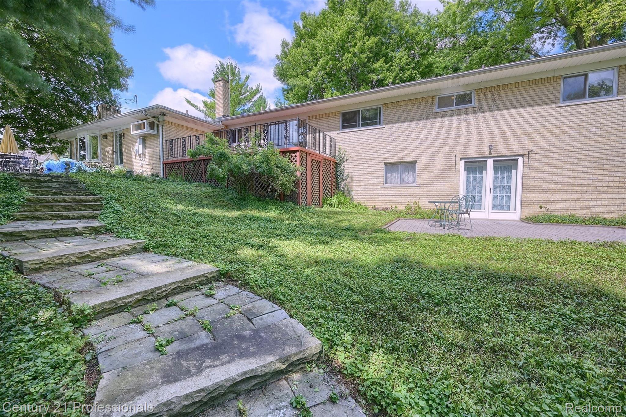 865 Briar Court Rochester, MI 48309 - Photo 31 of 39 30-Rear-2nd-View.jpg