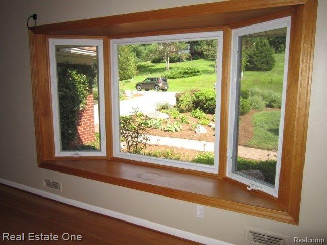 32567 Haverford Road Franklin, MI 48025 - Photo 8 of 35 great bay with plant area.JPG