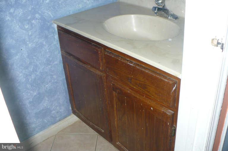 204 Garth Terrace Gaithersburg, MD 20879 - Photo 4 of 25 Bath