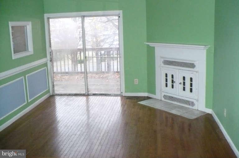 204 Garth Terrace Gaithersburg, MD 20879 - Photo 8 of 25 Living Room