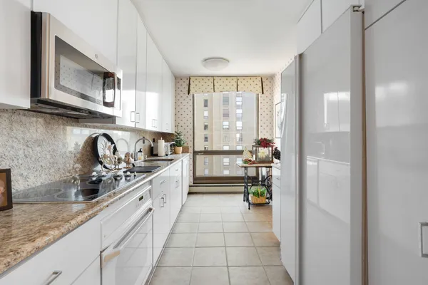 $569,000 | 100 East Bellevue Place, Unit 23B, Chicago, IL 60611