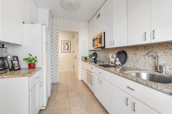 $569,000 | 100 East Bellevue Place, Unit 23B, Chicago, IL 60611