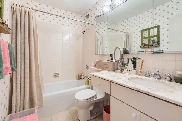 $569,000 | 100 East Bellevue Place, Unit 23B, Chicago, IL 60611