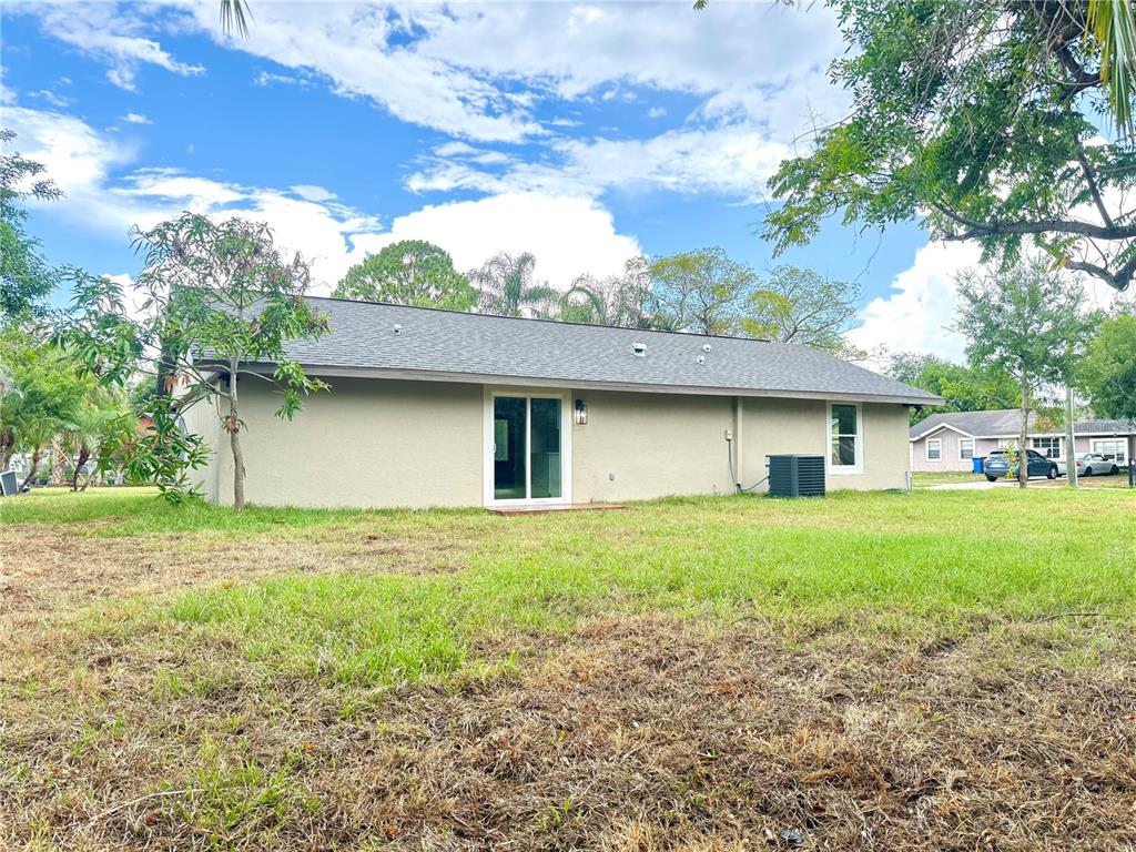 1427 Murillo Loop Ruskin, FL 33570 - Photo 3 of 26