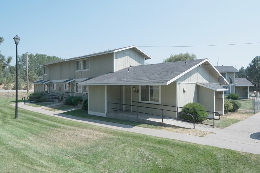 1701 West 7th Street Newport, WA 99156 - Photo 2 of 8 a house view with a garden space