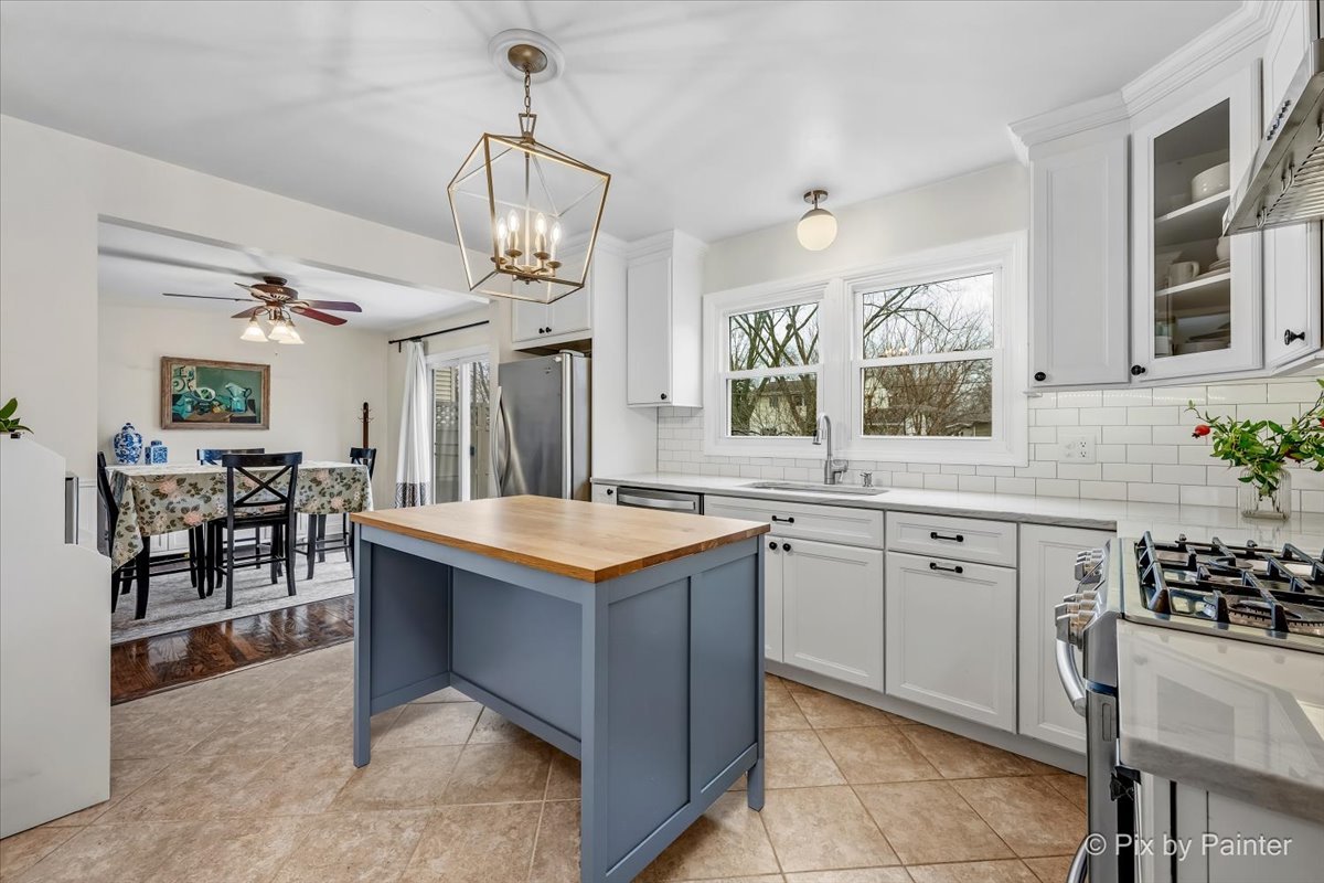 152 Walnut Drive St. Charles, IL 60174 - Photo 10 of 30 a kitchen with a table and chairs in it