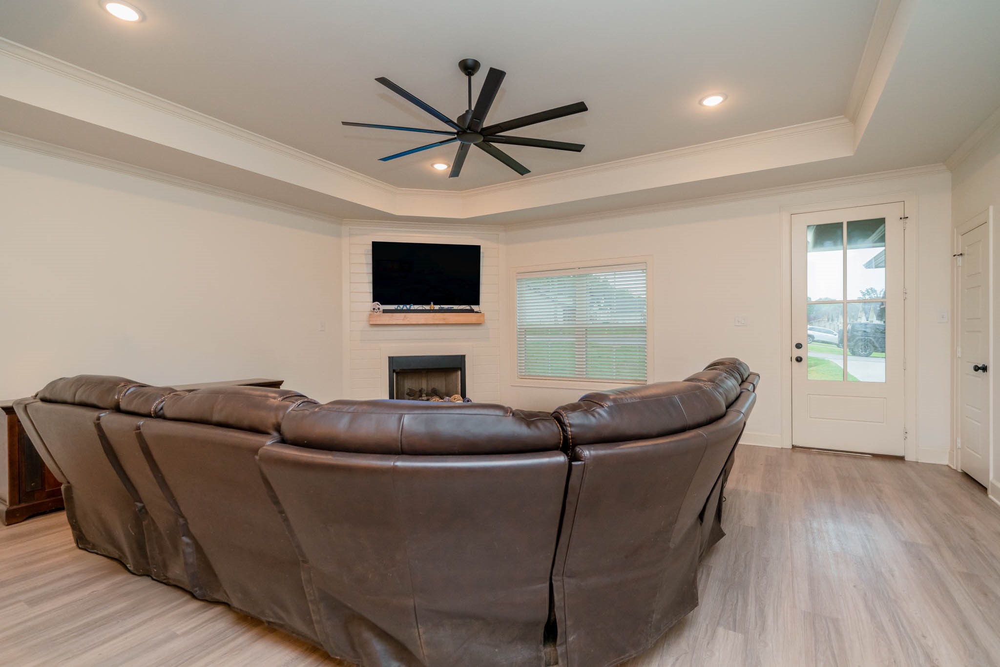 113 West Ruth Street White Oak, TX 75693 - Photo 3 of 27 a living room with furniture and a flat screen tv