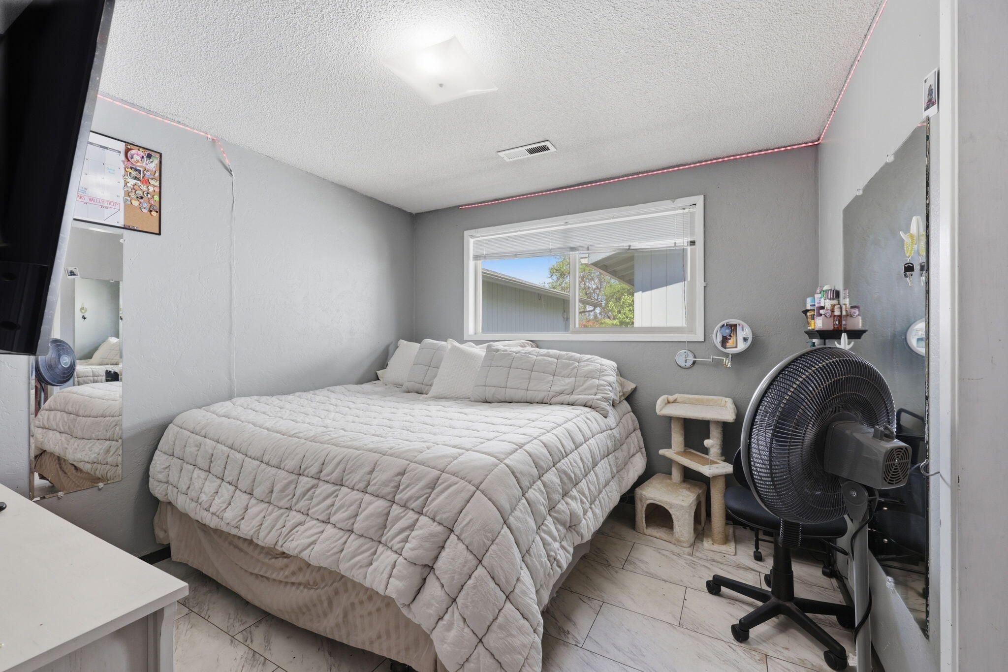 102 Elm Street Phoenix, OR 97535 - Photo 25 of 28 a bedroom with a bed and a desk