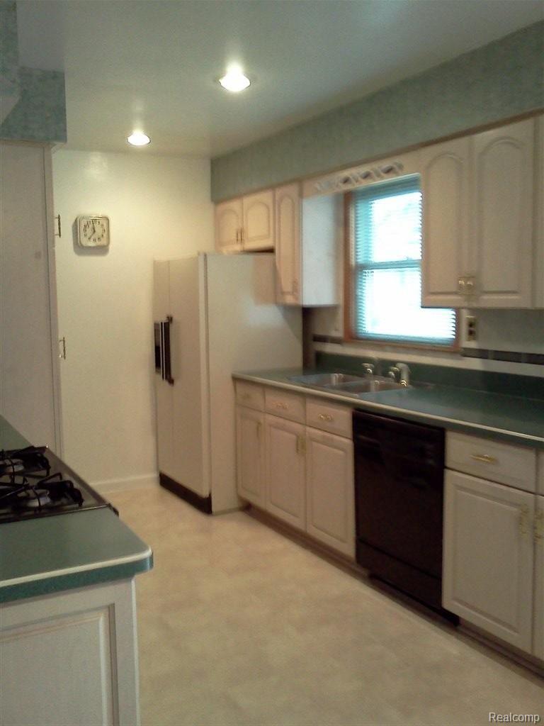3333 Rockhaven Avenue Rochester, MI 48309 - Photo 4 of 15 kitchen.jpg