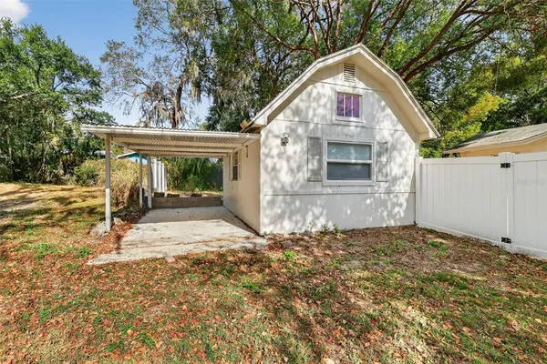 a view of a backyard
