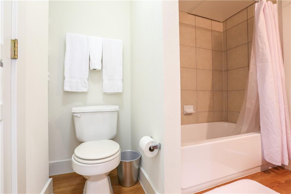 711 West 32nd Street, Unit 114 Austin, TX 78705 - Photo 18 of 23 a bathroom with a toilet and a bathtub