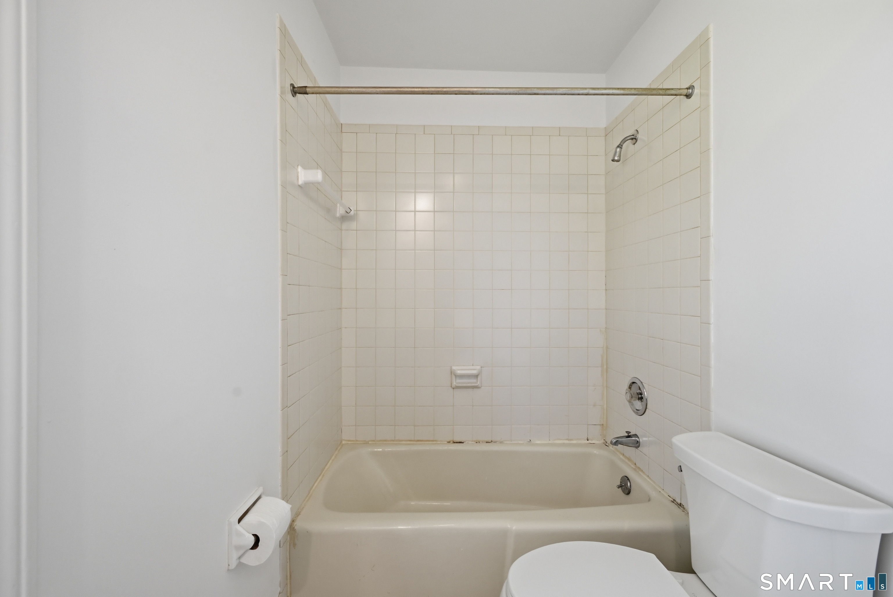 15 Valley View Road Newtown, CT 06470 - Photo 22 of 25 Primary En-suite Reverse View