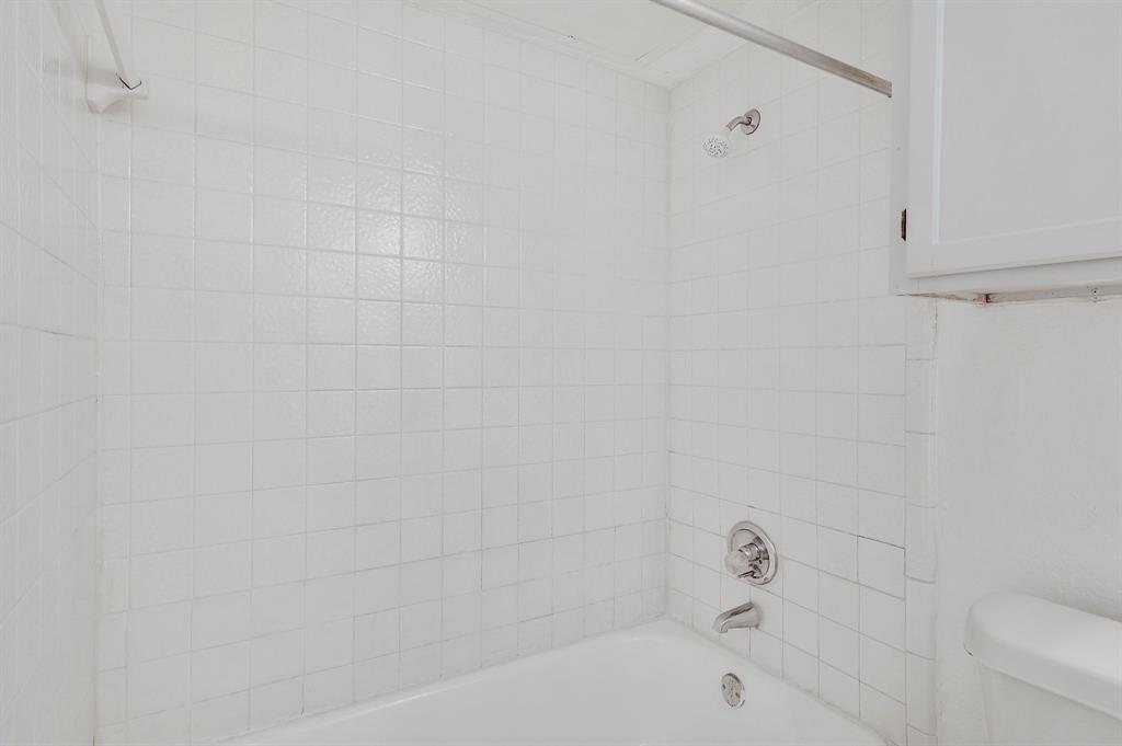 9823 Walnut Street, Unit 304 Dallas, TX 75243 - Photo 20 of 26 a bathroom with a bathtub