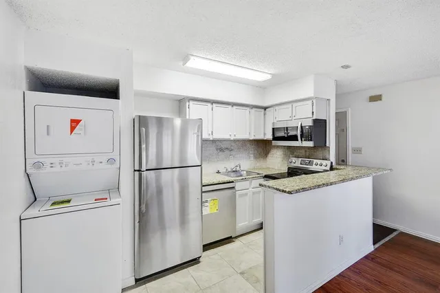 $1,100 | 9823 Walnut Street, Unit 304, Dallas, TX 75243