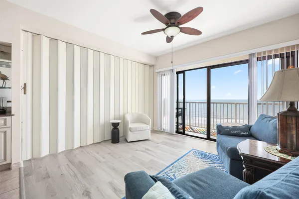 $330,000 | 7700 Seawall Boulevard, Unit 611, Galveston, TX 77551