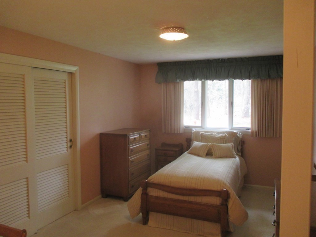 21 Longfellow Road Holyoke, MA 01040 - Photo 23 of 39