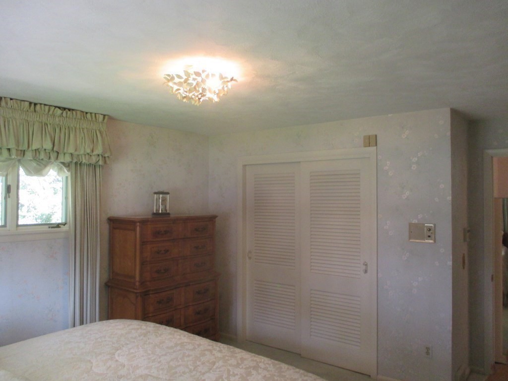 21 Longfellow Road Holyoke, MA 01040 - Photo 26 of 39