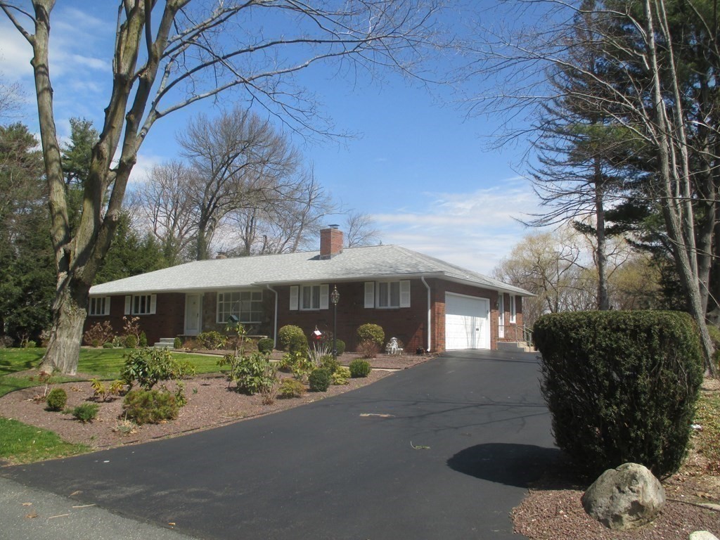 21 Longfellow Road Holyoke, MA 01040 - Photo 3 of 39