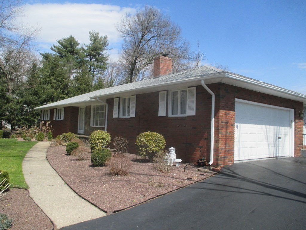 21 Longfellow Road Holyoke, MA 01040 - Photo 5 of 39
