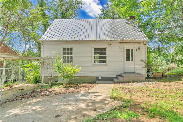 $1,350 | 817 Hanover Avenue Northwest, Roanoke, VA 24016