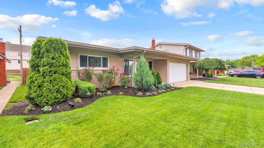 29450 Desmond Drive Warren, MI 48093 - Photo 5 of 49